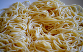un plat de spagettis
